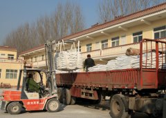 <b>出口安哥拉第25船内外墙腻子粉运送至港口</b>